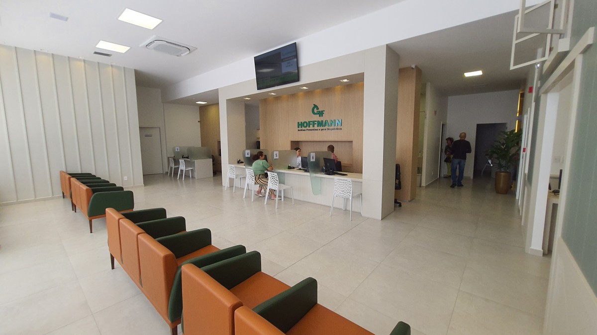 Recepção ampla proporciona conforto aos clientes