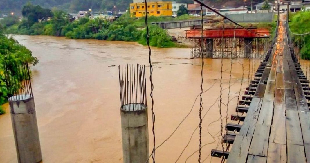 Obra da ponte em Brusque