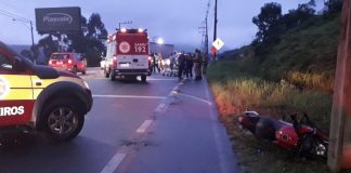 Após colidir em carro na rodovia Ivo Silveira, motociclista tem suspeita de traumatismo craniano