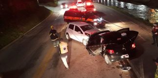 Motorista morre em acidente entre dois carros na avenida Beira Rio, em Brusque