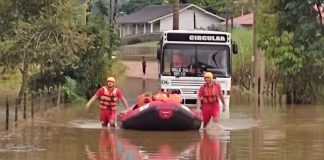 Bombeiros resgatam 18 crianças após ônibus escolar ficar alagado no Vale do Itajaí