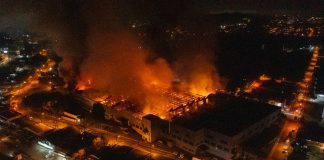 VÍDEO - Fábrica de Blumenau é atingida por incêndio e mobiliza Corpo de Bombeiros da região