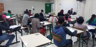 Além da sala de aula: professora de Brusque ensina português e auxilia imigrantes em busca de emprego