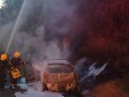 bombeiros apagam incêndio em carro às margens de rua em brusque