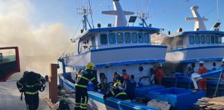 VÍDEO - Incêndio atinge embarcação e mobiliza Corpo de Bombeiros em Navegantes