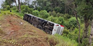 Sete pessoas morrem após ônibus que saiu de SC tombar em rodovia no PR