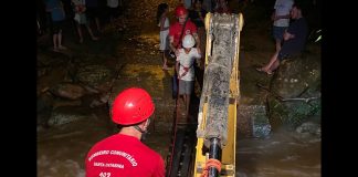 VÍDEO - Moradores de Guabiruba ficam ilhados após ponte cair devido às fortes chuvas e são resgatados