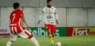 Wallace 50 jogos Brusque zagueiro capitão