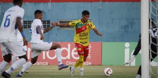 Everton Bala marcou o segundo gol do Brusque no jogo de ida da semifinal do Catarinense 2023, contra o Barra