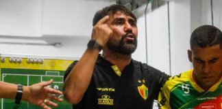 Técnico do Brusque, Luizinho Lopes, no vestiário antes do jogo contra o Marília, pela Copa do Brasil