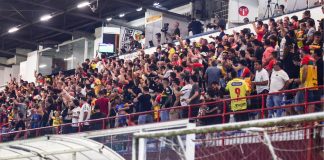 Torcida do Brusque na arquibancada coberta do Augusto Bauer