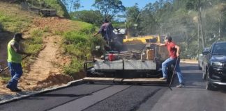 rua sendo pavimentada em brusque