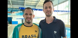 O nadador brusquense Matheus Rheine ao lado do técnico Matheus Diegoli, antes do Open Internacional Loterias Caixa