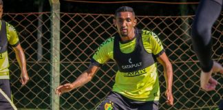 Meia Diego Mathias, do Brusque, em treino antes da partida contra o Amazonas, pela Série C do Brasileiro