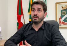 André Vechi sentado na cadeira de prefeito