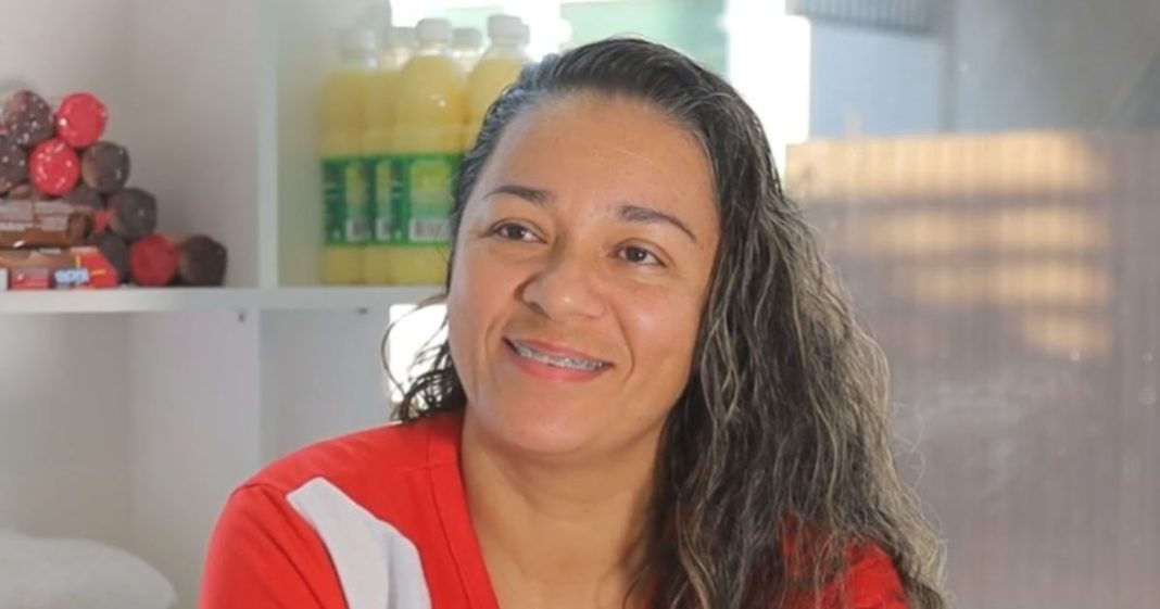 Mulher natural do Pará com camisa do estado sorri