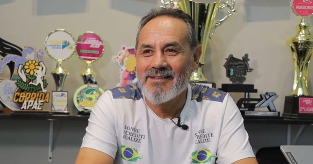 Homem de barba grisalha, natural da Bolívia, com troféus