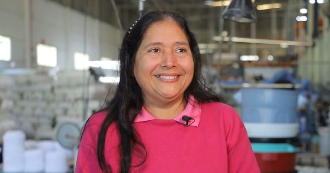 Mulher, natural da Venezuela, com camisa rosa