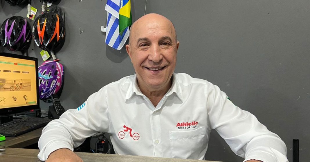 Homem uruguaio com camisa de botão