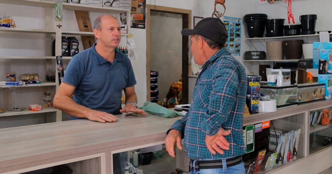 dois homens conversando usando o dialeto bergamasco