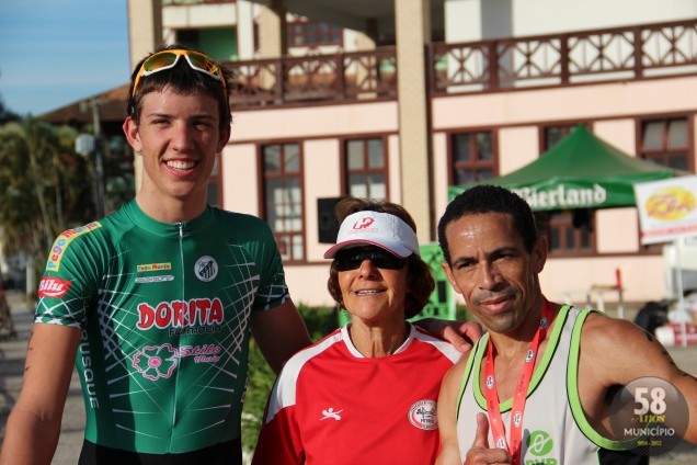 Felipe dos Passos e Mirivaldo Souza com a presidente da Fetrisc, Naida Freitas, após venceram a IV Duathlon Brusque 