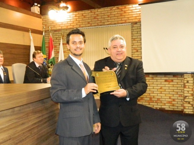 O vereador Roberto Pedro Prudêncio Neto (PSD) entregou para o presidente do Conselho Regional de Corretores de Imóveis de Santa Catarina, 11ª Região, Carlos Josué Beims, uma placa para formalizar o r