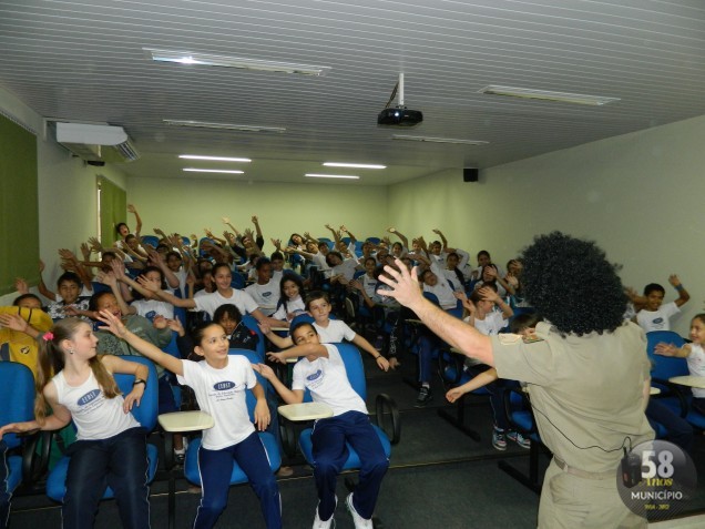 Cerca de 70 alunos da EEB Santa Terezinha conheceram o 18º Batalhão de Polícia Militar