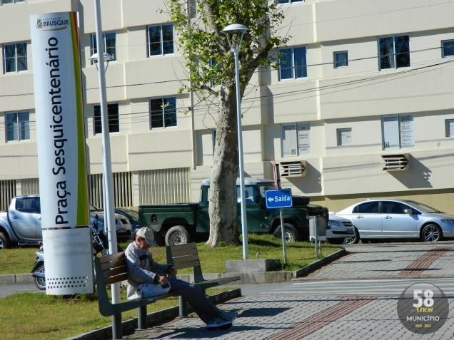 Na praça Sesquicentenário, um dos visitantes precisou colocar mais casacos para ir ao local