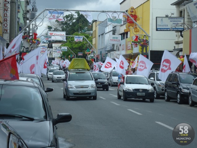 A avenida Cônsul Carlos Renaux ficou repleta de bandeiras na manhá deste sábado