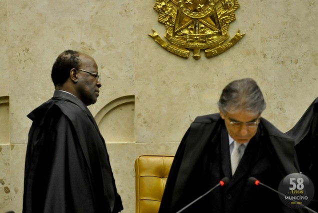  ministro Joaquim Barbosa e o presidente do Supremo Tribunal Federal (STF), Ayres Britto, durante julgamento da Ação Penal 470, conhecido como processo do mensalão