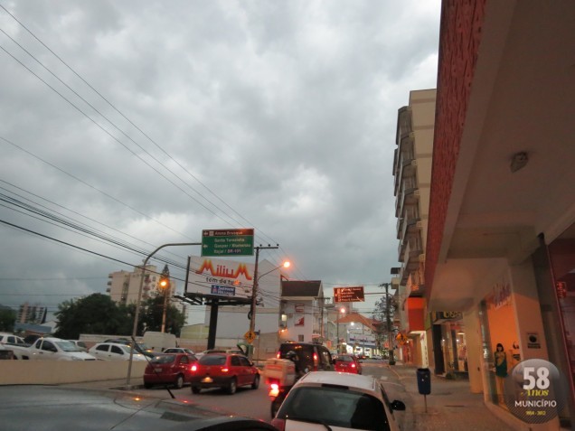 No meado da tarde, o céu ficou escuro em Brusque