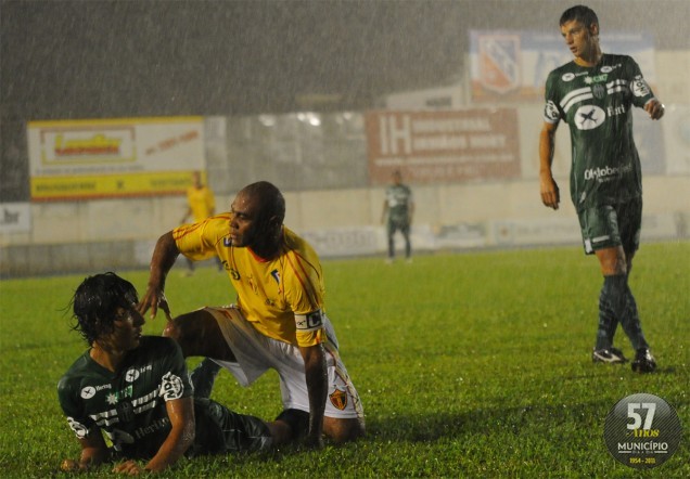 Time saiu na frente, mas não resistiu ao oportunismo de Rafael Costa