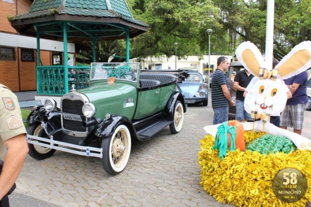 Encontro de carros antigos é realizados todos os anos na Praça Barão de Schneeburg