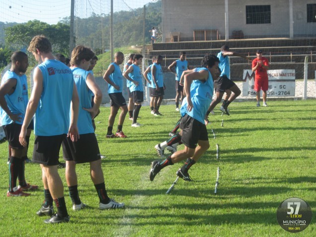 Jogadores treinaram no campo do Olaria, em Guabiruba