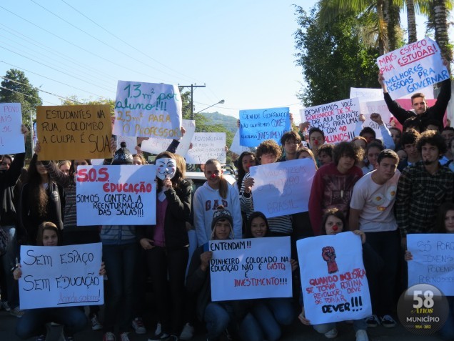 Alunos trocaram os cadernos pelos cartazes na manhã de sexta-feira