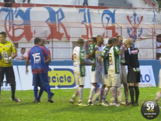 Brusque é punido com a perda de um mando de campo por causa de pedra atirada contra a arbitragem em jogo com o Marcílio Dias (foto)