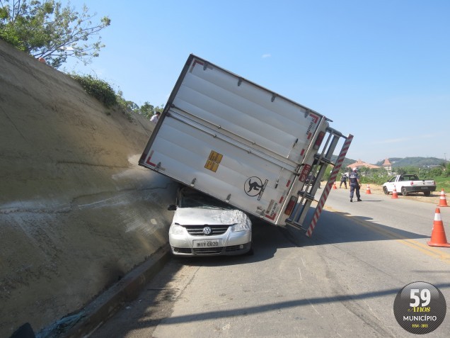 Caminhão tomba e atinge veículo 