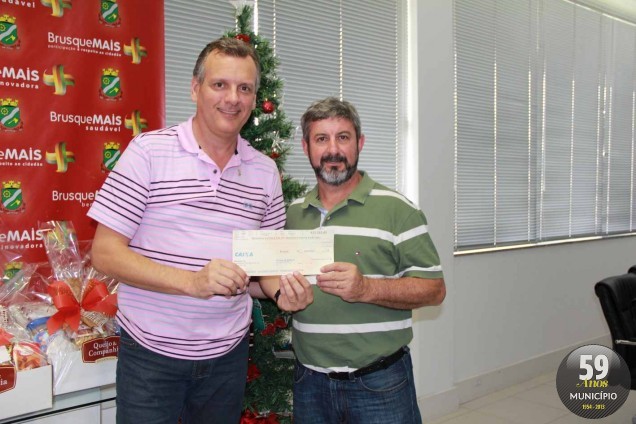 Guilherme Marchewsky entregou cheque ao prefeito Paulo Eccel e sugeriu destino aos recursos