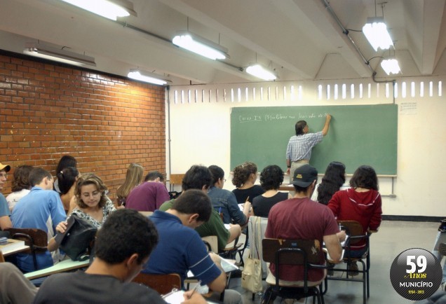 Estudantes concorrem a bolsas de estudo em instituições de ensino superior