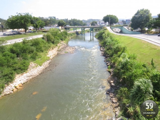 Em alguns pontos, é possível ver a calha do rio Itajaí-Mirim