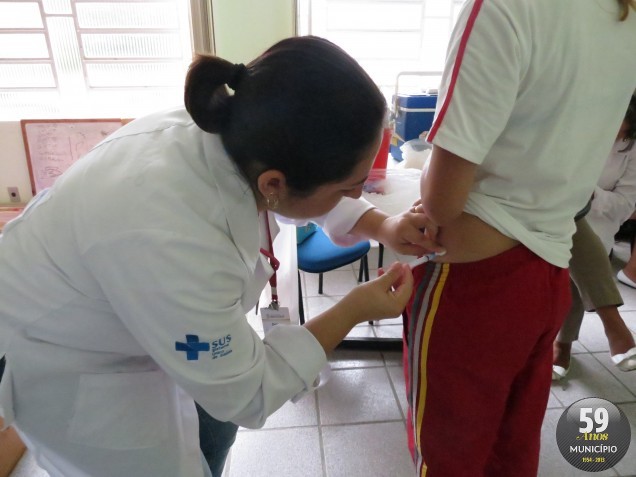 Alunas da Escola Georgina Luz, no bairro São Pedro, receberam a vacina