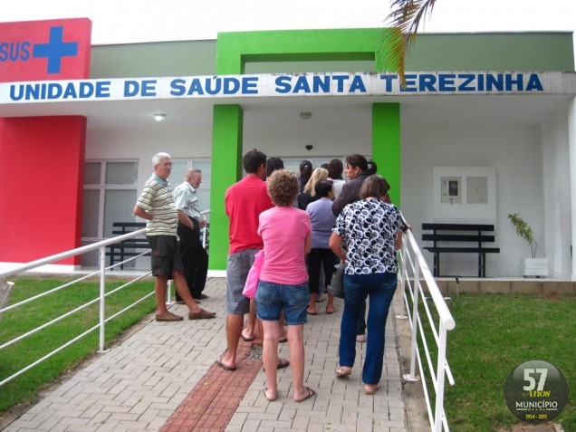 Em Santa Terezinha, a população logo cedo está na fila para garantir atendimento. Secretário de Saúde, afirma que comunidade definiu que esta é o melhor procedimento