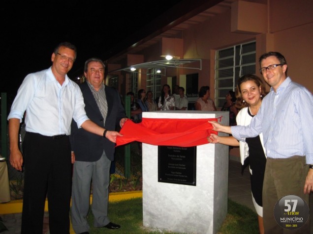 A placa inaugural foi descerrada pelo prefeito de Brusque, Paulo Roberto Eccel, o vice-prefeito, Evandro de Farias – Farinha, a secretária de Educação, Gleusa Luci Fischer e pelo diretor presidente d