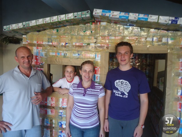 A família Voss, do bairro Rio Branco arrecadou caixas de leite e transformou em casinha de bonecas