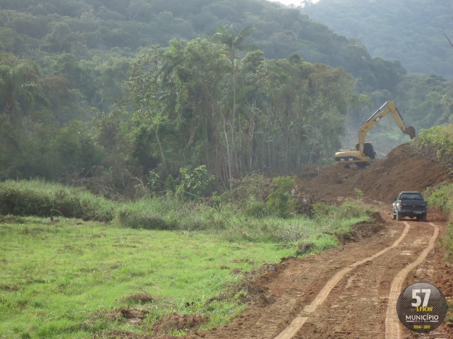 Na área onde há vegetação sendo retirada, não há identificação de placa com autorização